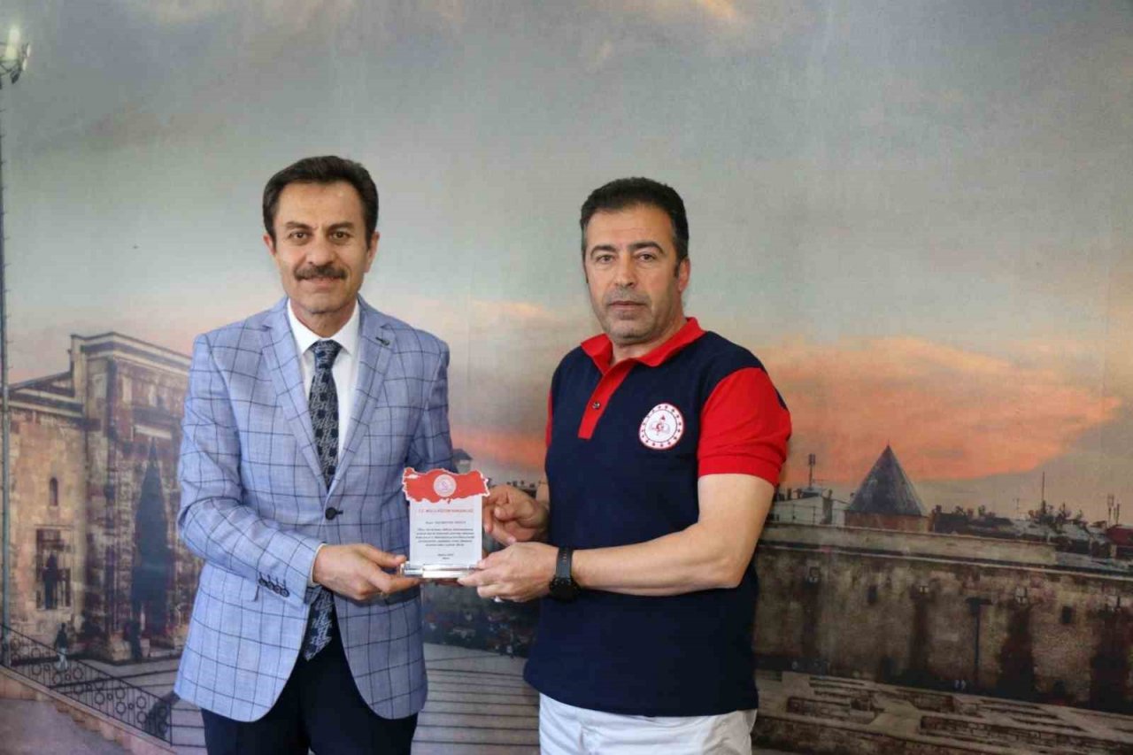 Bakan Özer’den Sivas AKUB’a plaket