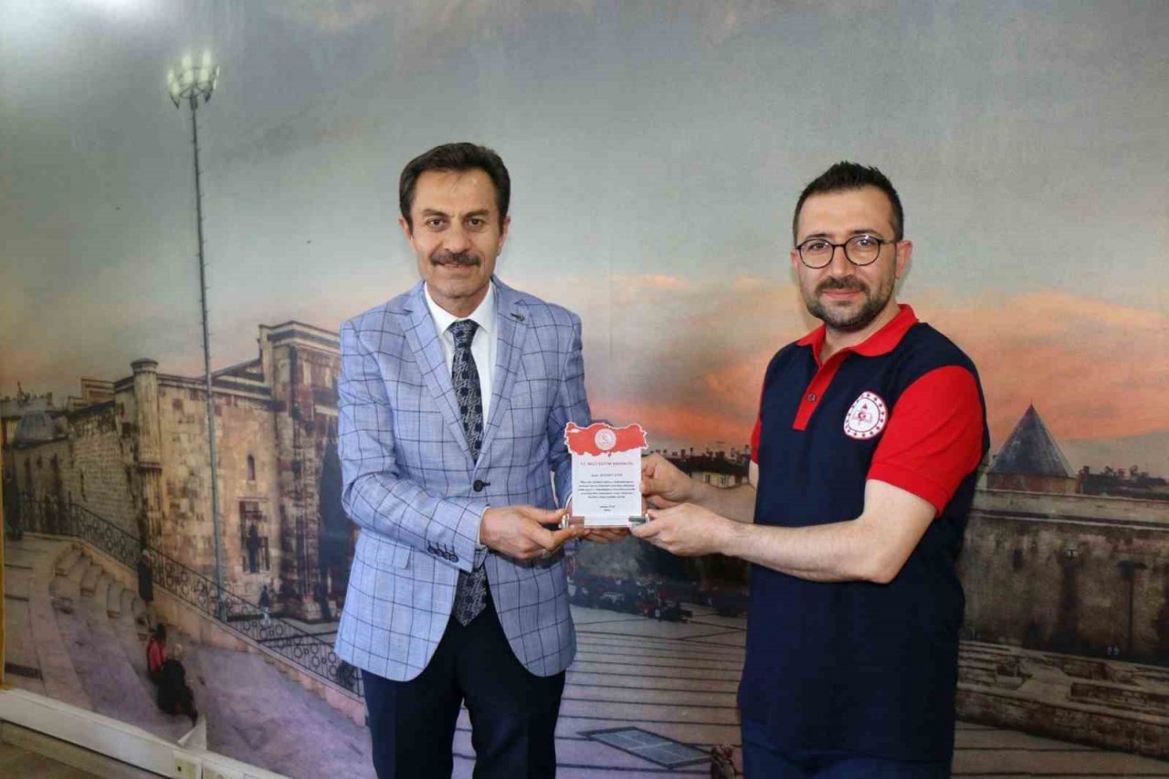 Bakan Özer’den Sivas AKUB’a plaket