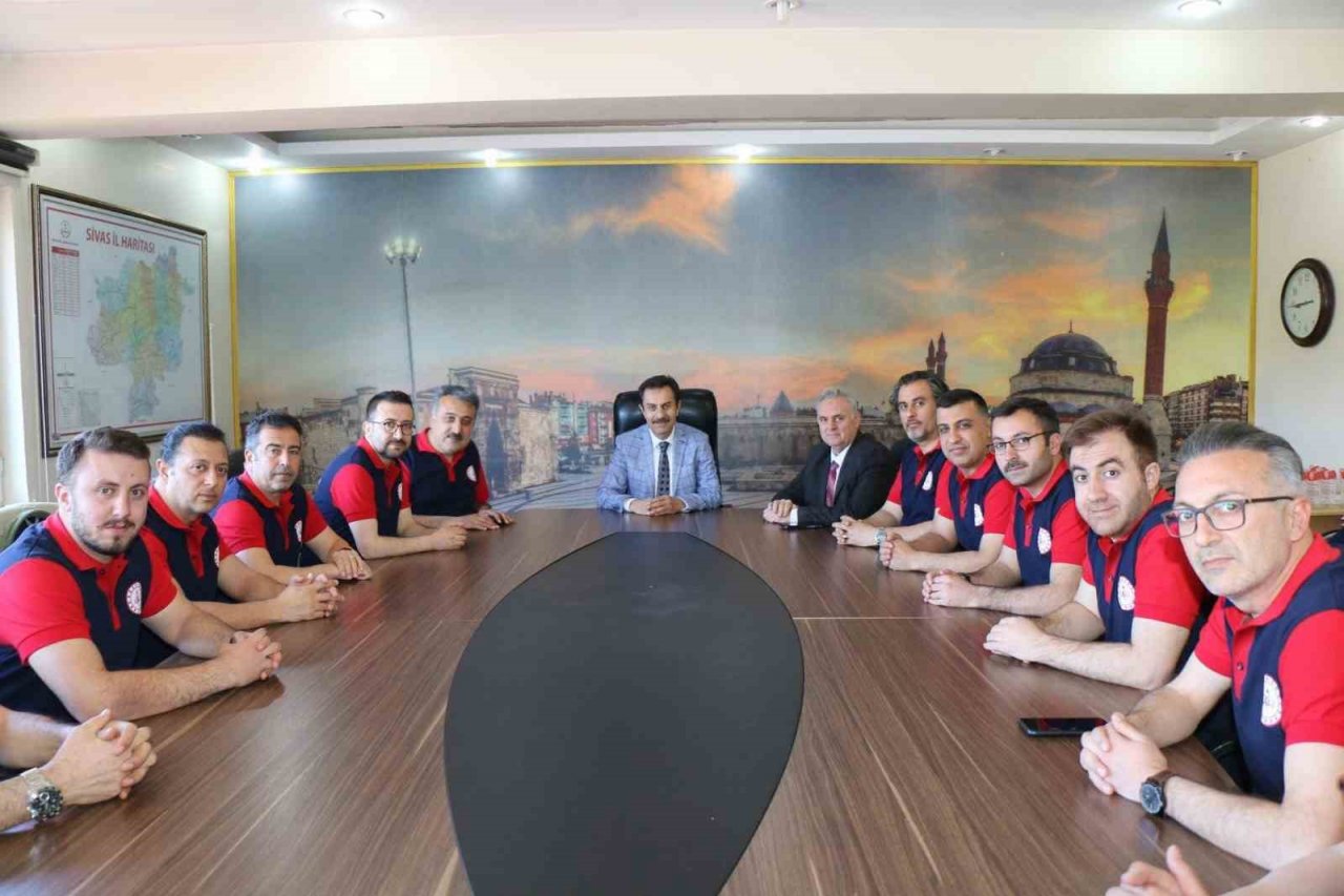 Bakan Özer’den Sivas AKUB’a plaket