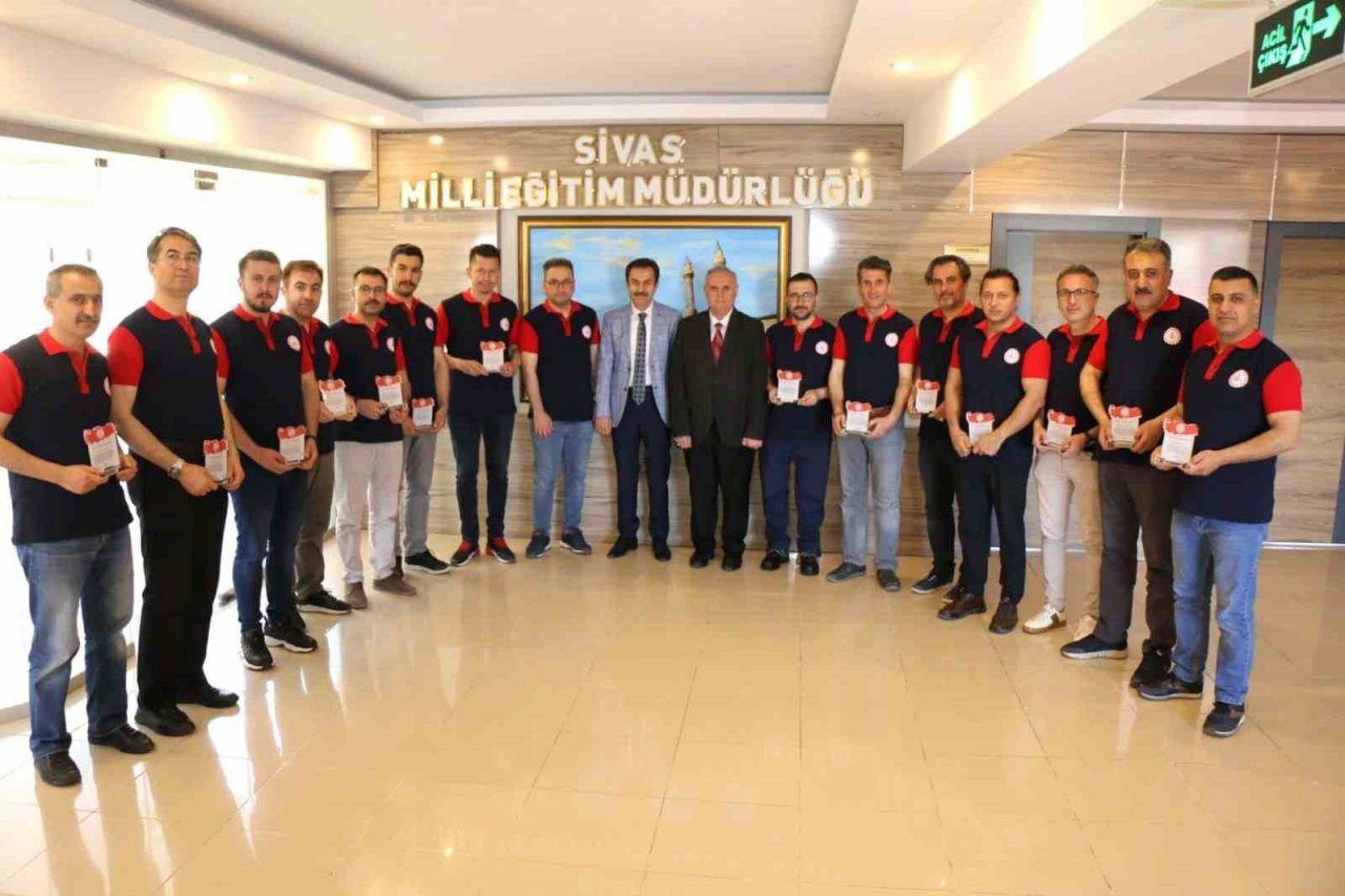 Bakan Özer’den Sivas AKUB’a plaket