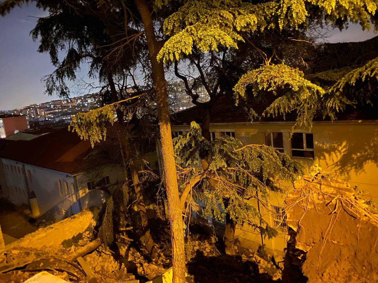 Beyoğlu’nda okul bahçesine istinat duvarı çöktü, 3 bina boşaltıldı