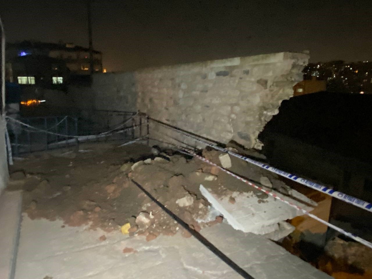 Beyoğlu’nda okul bahçesine istinat duvarı çöktü, 3 bina boşaltıldı