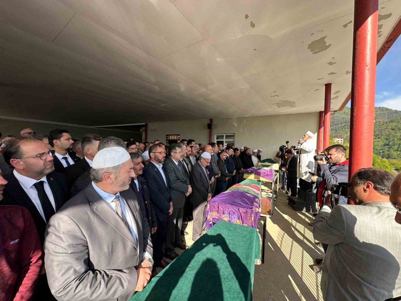 Trabzon’da belediye otobüsü kazasında hayatını kaybeden 4 kişi son yolculuğuna uğurlandı