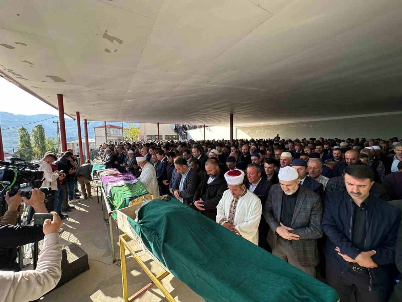 Trabzon’da belediye otobüsü kazasında hayatını kaybeden 4 kişi son yolculuğuna uğurlandı