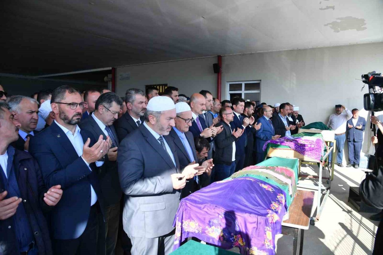 Trabzon’da belediye otobüsü kazasında hayatını kaybeden 4 kişi son yolculuğuna uğurlandı