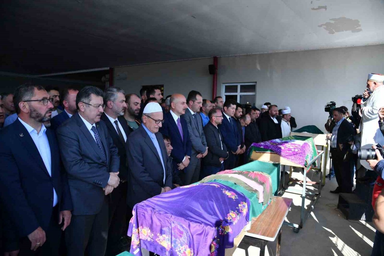 Trabzon’da belediye otobüsü kazasında hayatını kaybeden 4 kişi son yolculuğuna uğurlandı