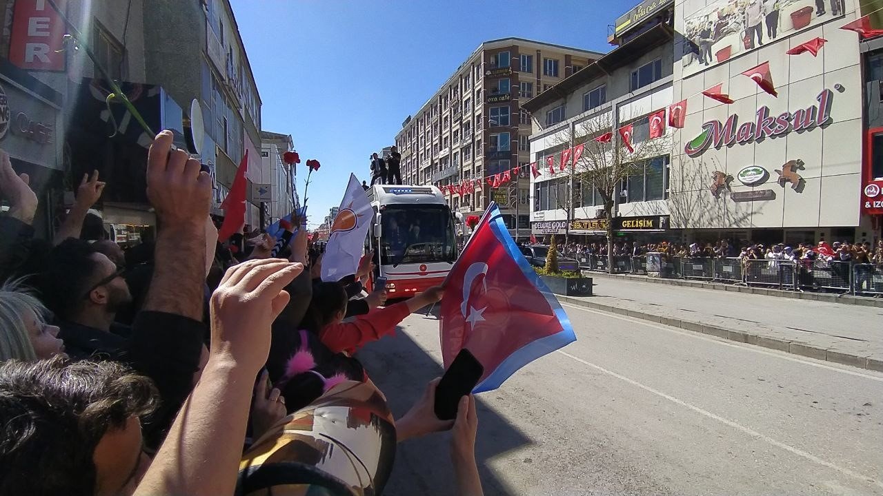 Erdoğan’a karanfilli karşılama