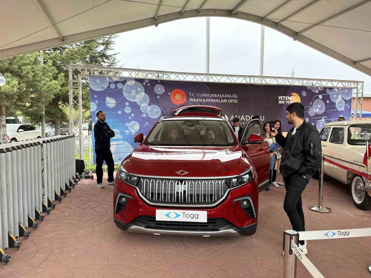 TOGG ve Devrim Arabası İKAF’23’ün ikinci gününde ilgi görmeye devam ediyor