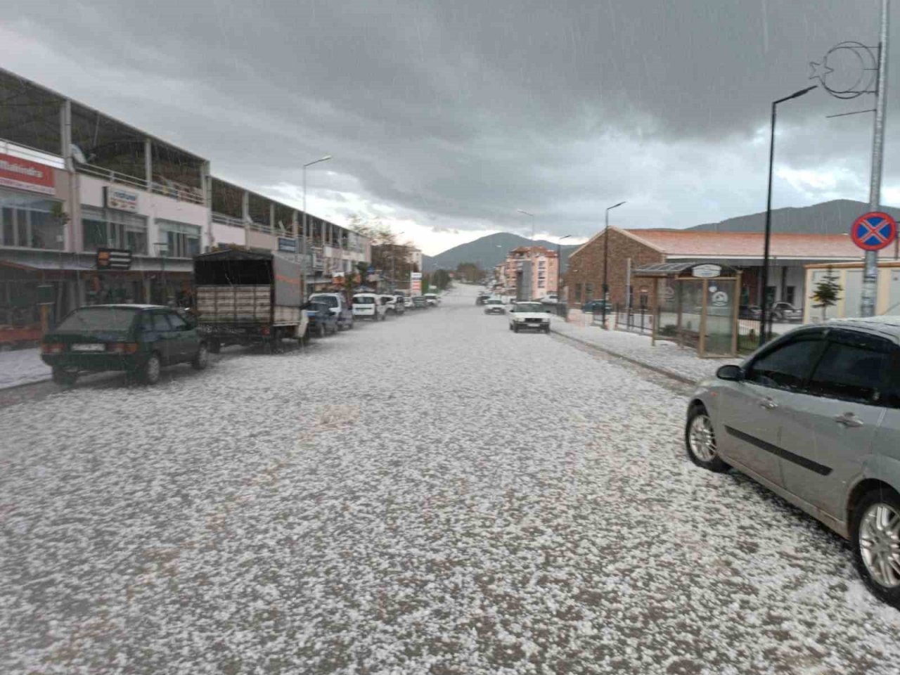 Denizli’ye ceviz büyüklüğünde dolu yağdı