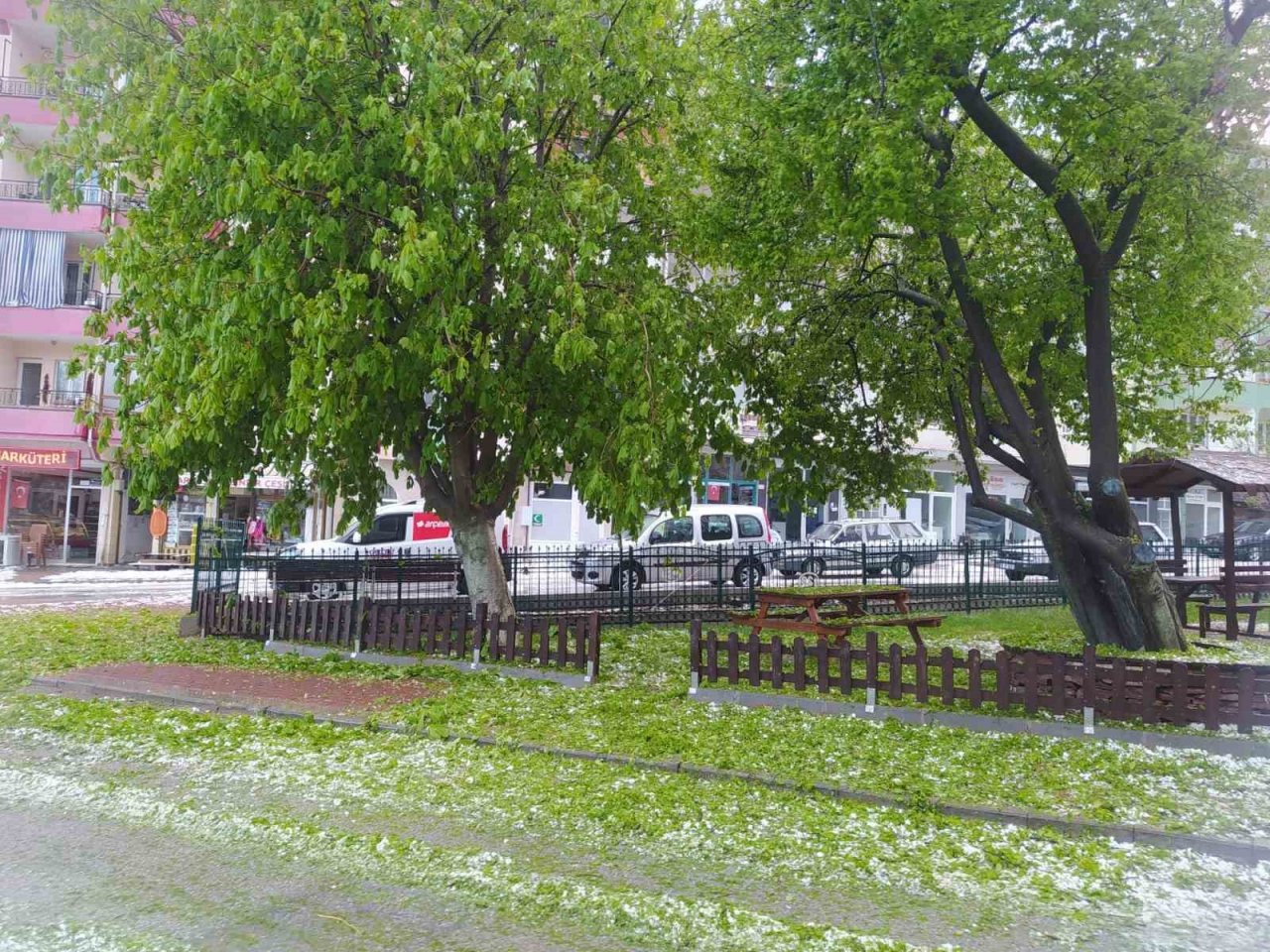 Denizli’ye ceviz büyüklüğünde dolu yağdı