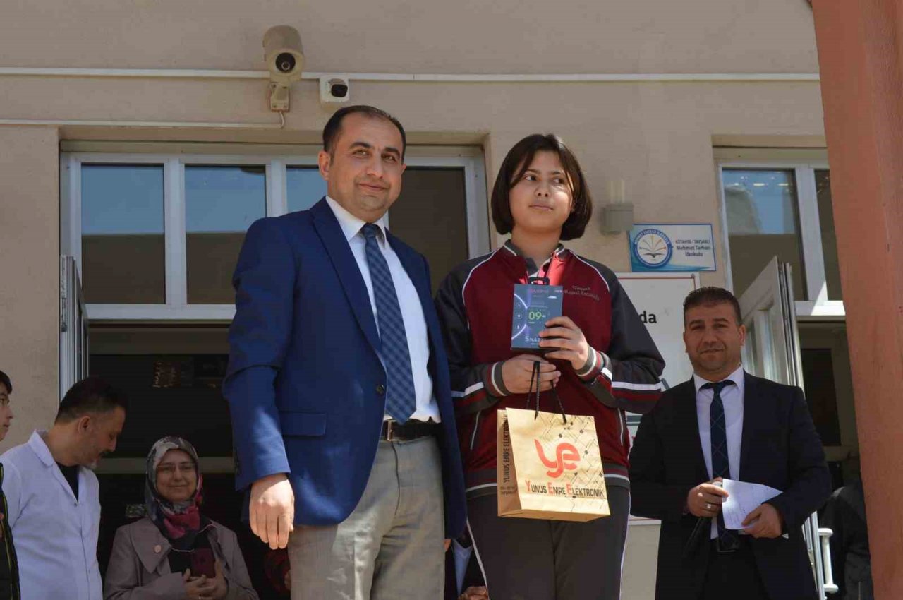 Tavşanlı’da "Yetim" konulu kompozisyon yarışmasında dereceye giren öğrenciler ödüllendirildi