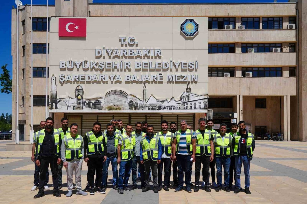 Diyarbakır Büyükşehir Beleyesinin Hatay’da destek verdiği çalışmaları sürüyor