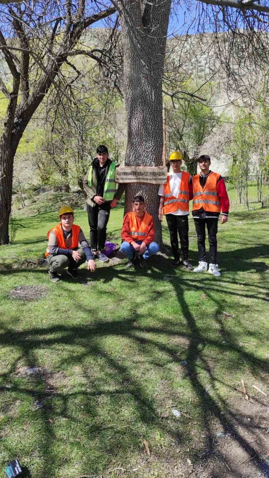 Liseli öğrenciler mesire alanında ki çöplere duyarsız kalmadı