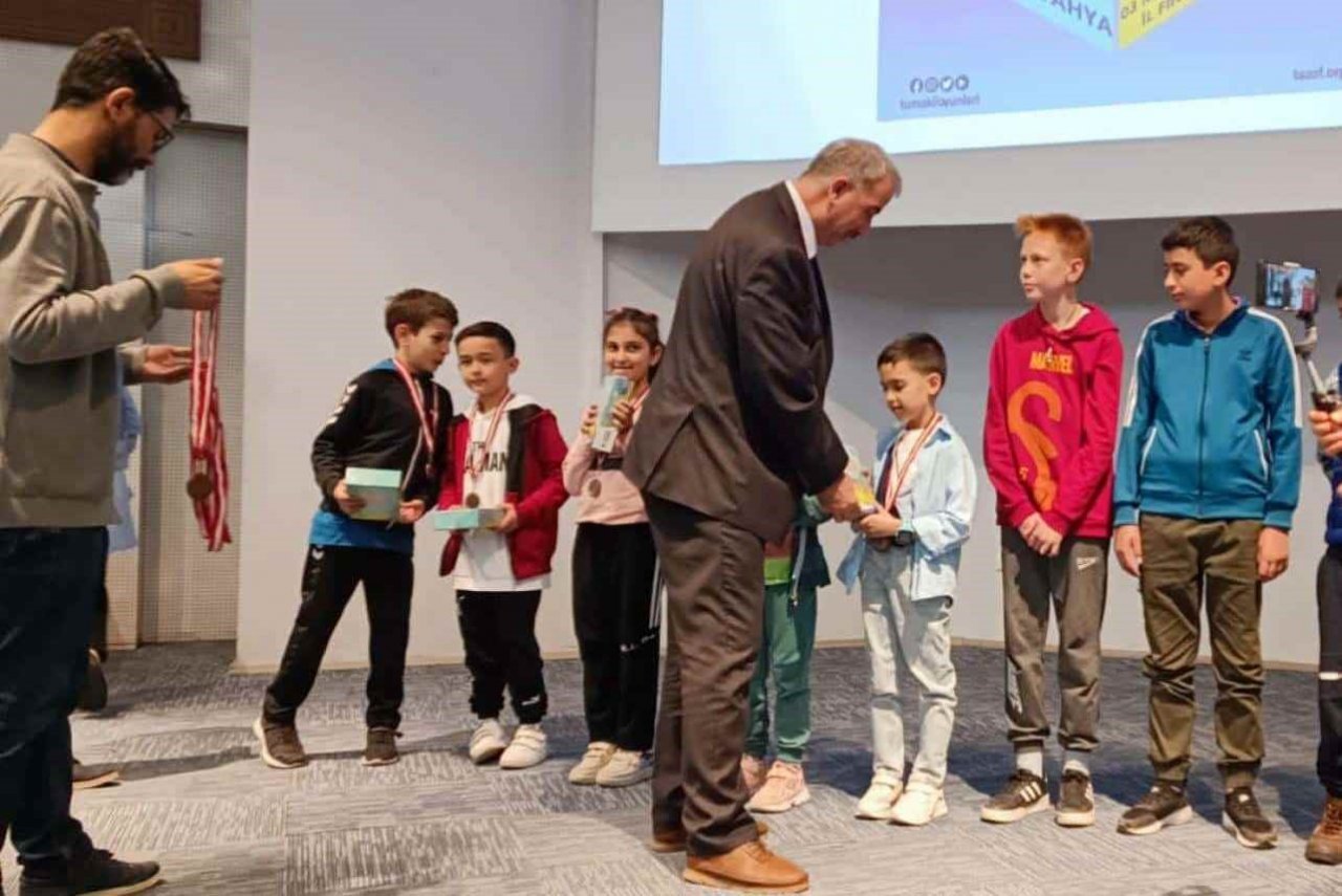 Gazi Emet İlk ve Ortaokulu Zeka Oyunları il turnuvasında dereceye girdi