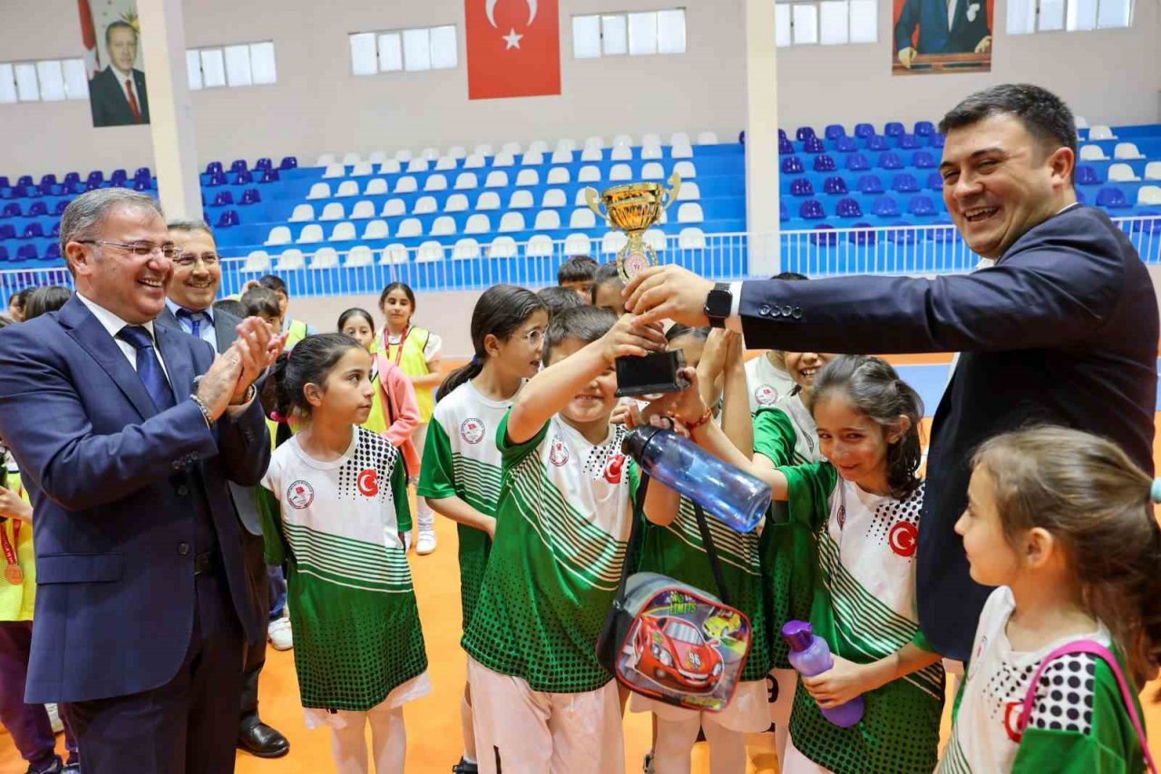 Hacılar Kapalı Spor Salonu ilk etkinliğe ev sahipliği yaptı