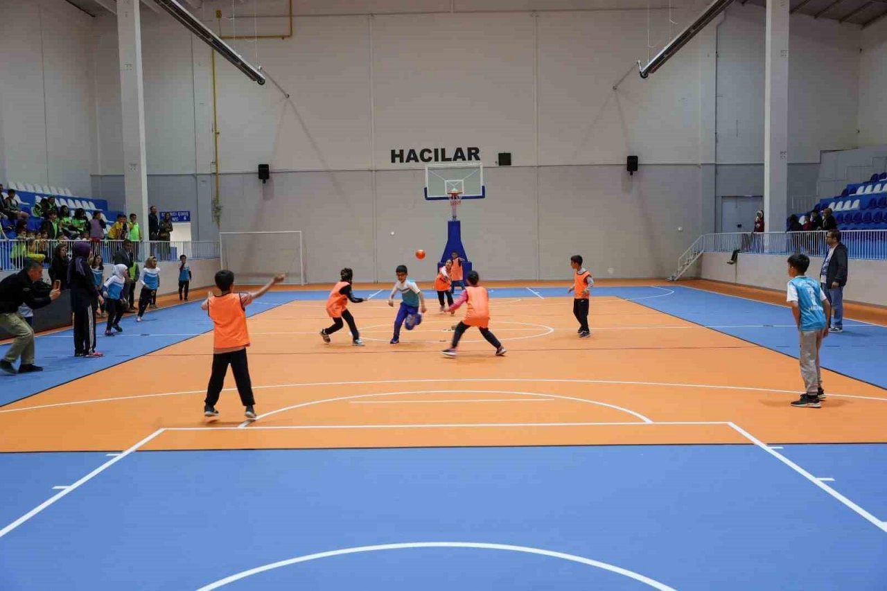 Hacılar Kapalı Spor Salonu ilk etkinliğe ev sahipliği yaptı
