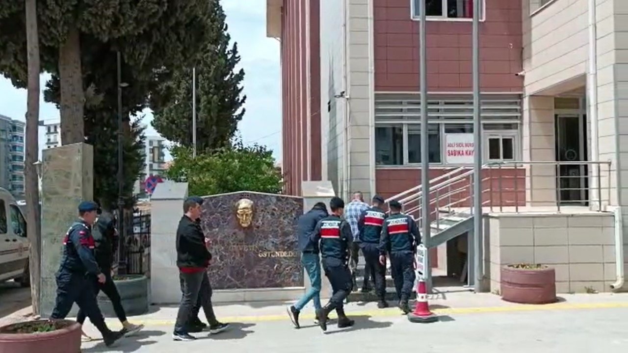 Kendilerini istihbaratçı olarak tanıtıp 150 bin TL’lik ziynet eşyası çaldılar