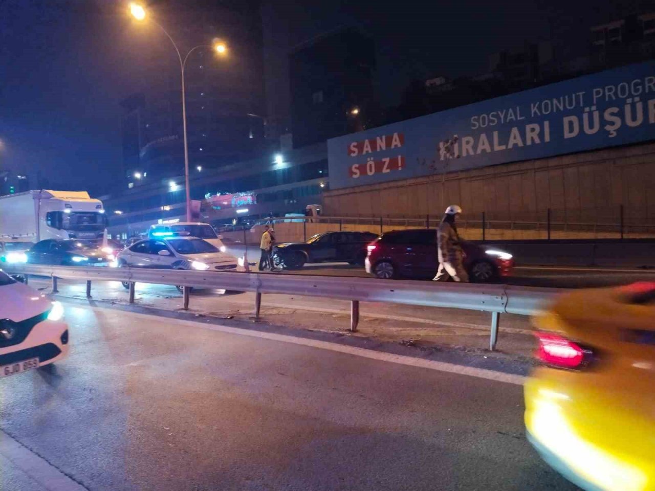 Kadıköy’de E-5’i kilitleyen zincirleme kaza: 2 yaralı