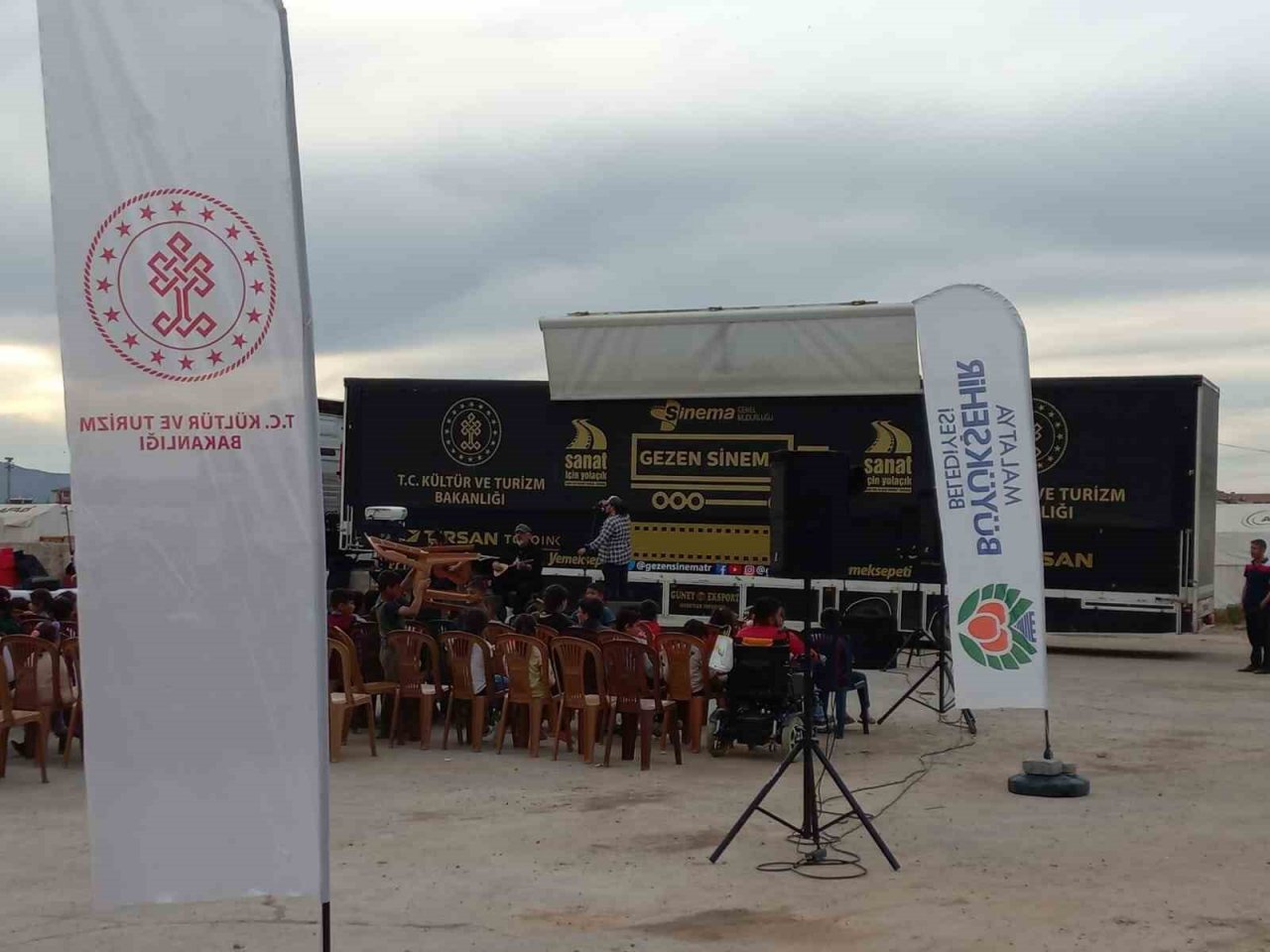 Depremzede çocuklar aileleriyle birlikte vakit geçirdiler