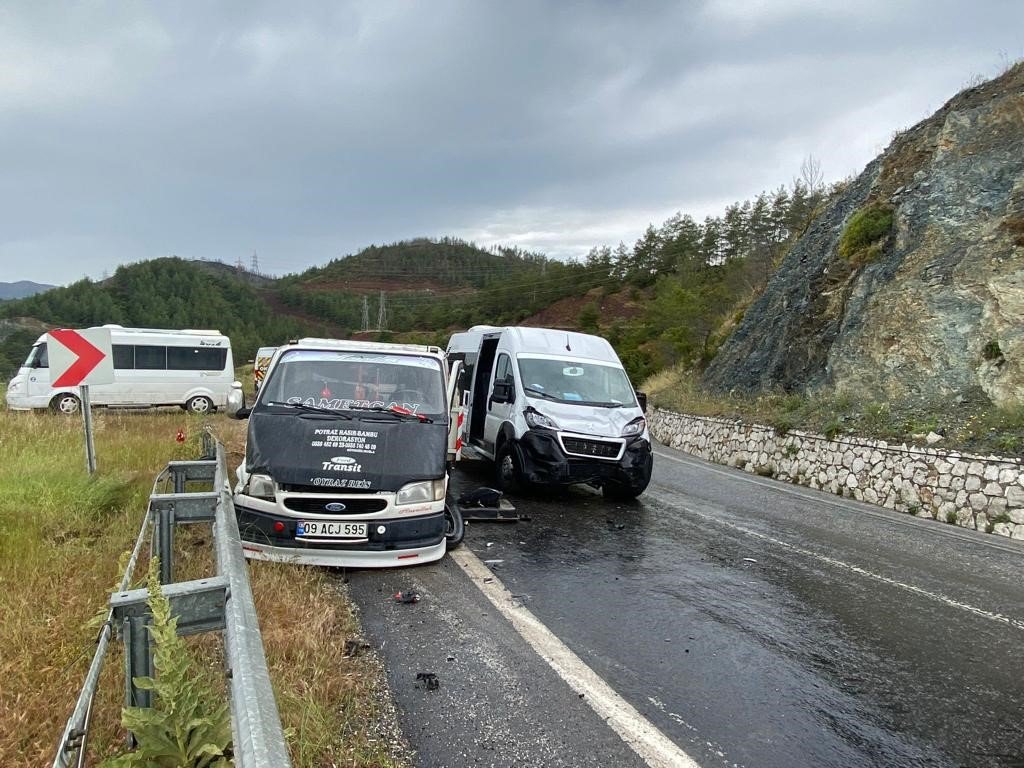 Kamyonet turistleri taşıyan minibüsle çarpıştı: 6 yaralı