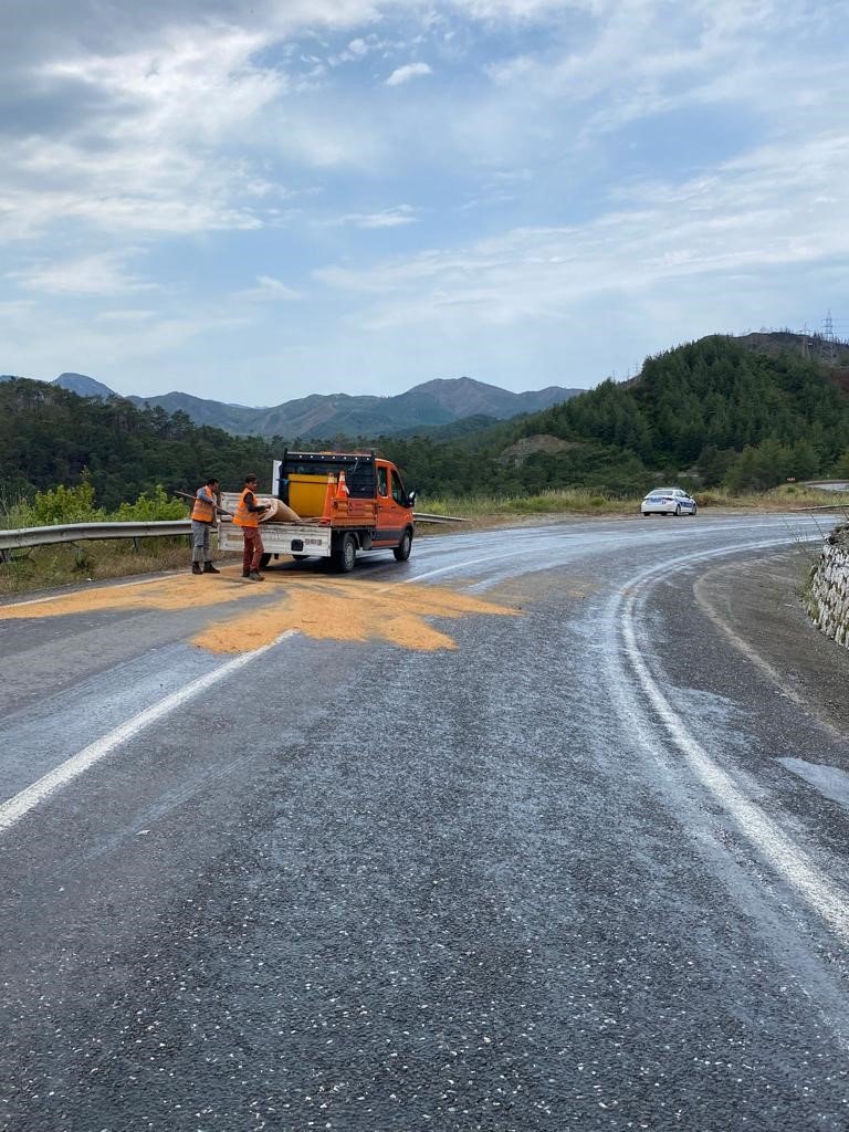 Kamyonet turistleri taşıyan minibüsle çarpıştı: 6 yaralı