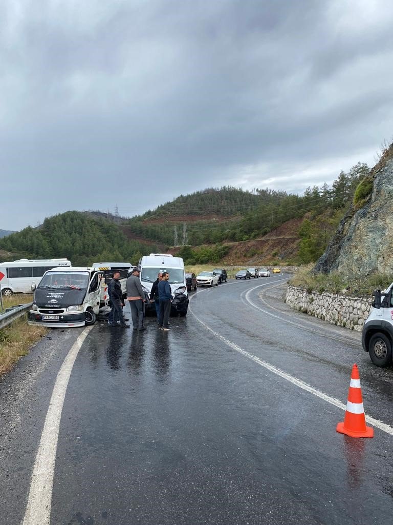 Kamyonet turistleri taşıyan minibüsle çarpıştı: 6 yaralı