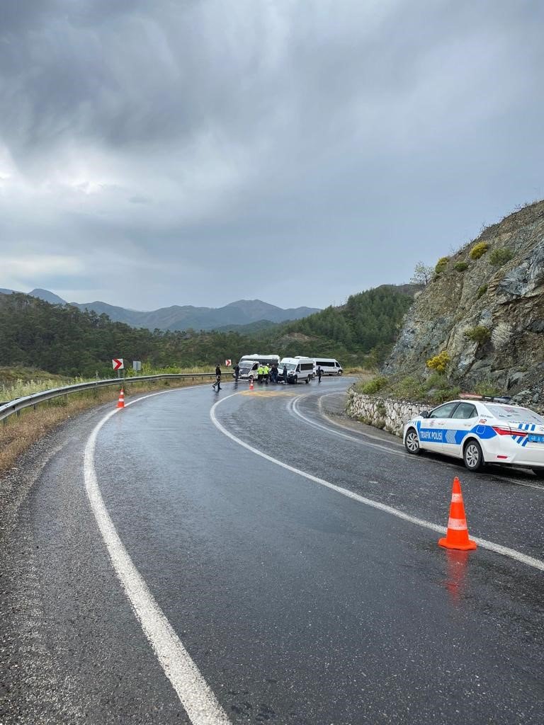 Kamyonet turistleri taşıyan minibüsle çarpıştı: 6 yaralı