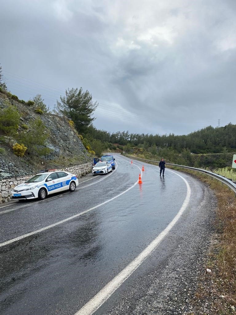 Kamyonet turistleri taşıyan minibüsle çarpıştı: 6 yaralı