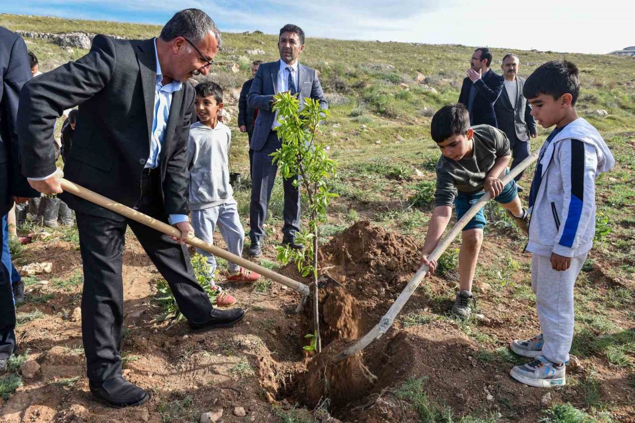 KMÜ’de "Haydi Gel Spor Yapalım" etkinliğinde fidan dikildi