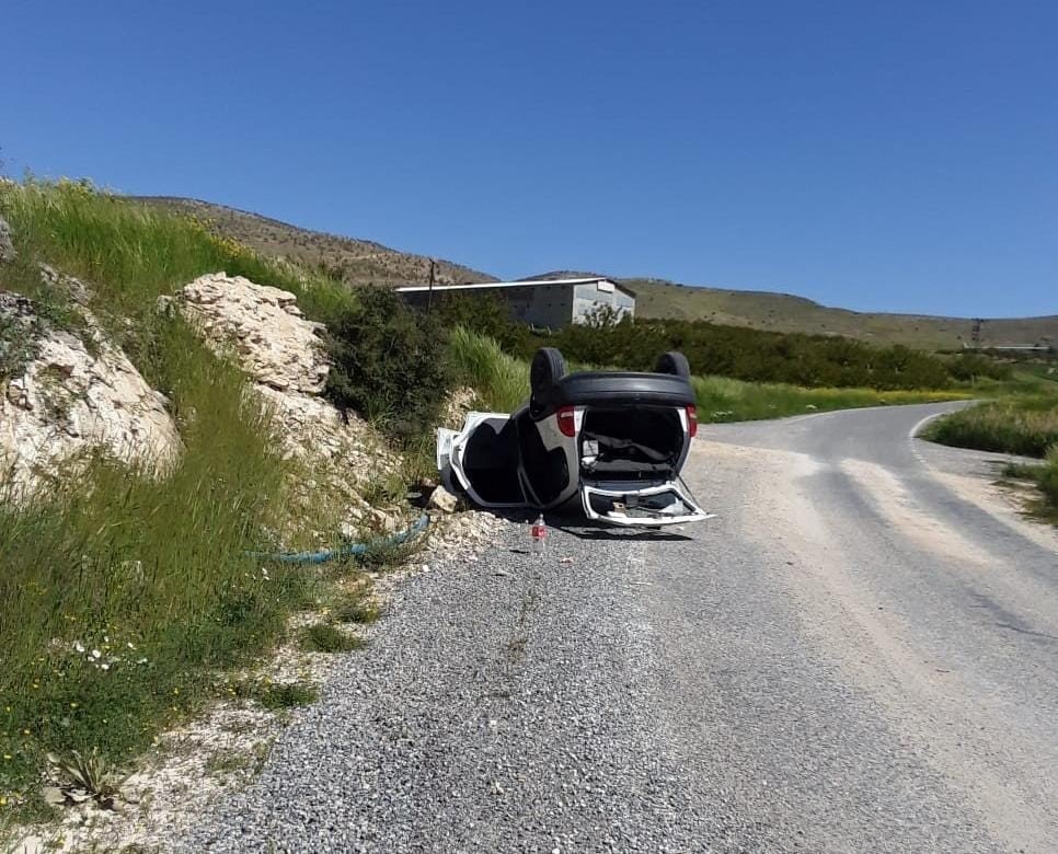 Kayaya çarpan otomobil devrilip ters döndü: 1 yaralı