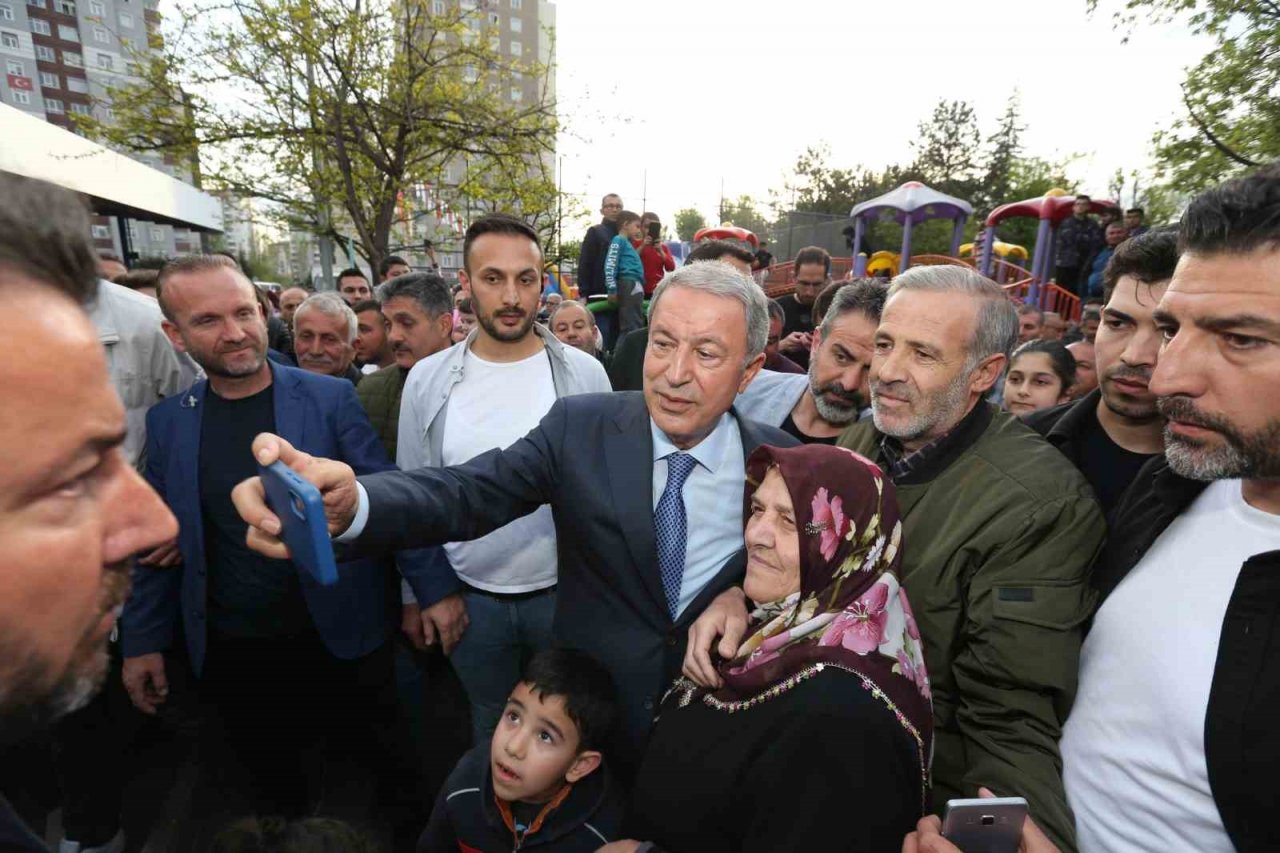 Bakan Akar’a Büyükşehir Pikniğinde yoğun ilgi