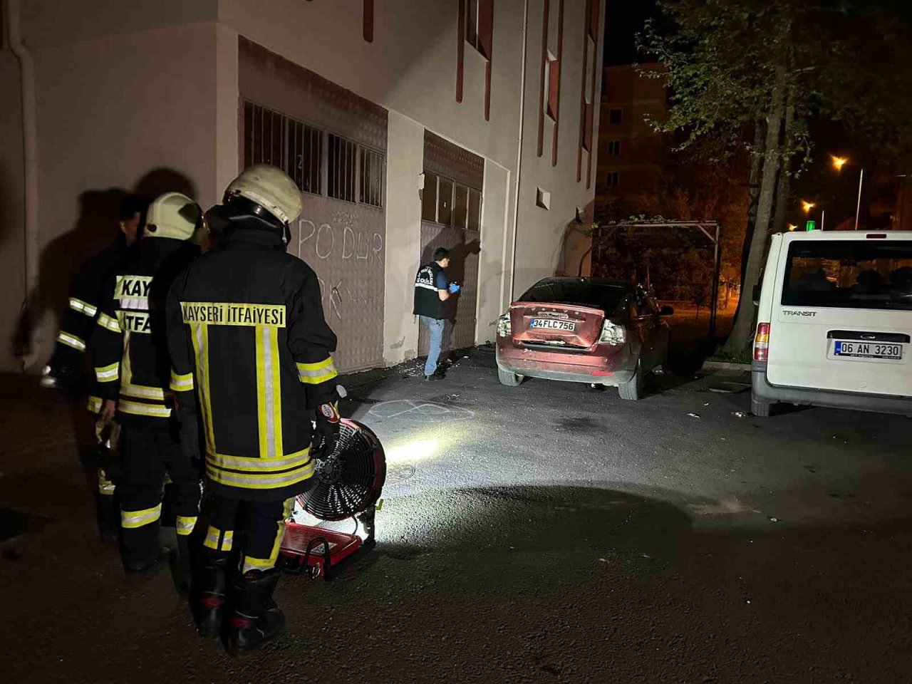 Park halindeki otomobilde patlama: 3 yaralı