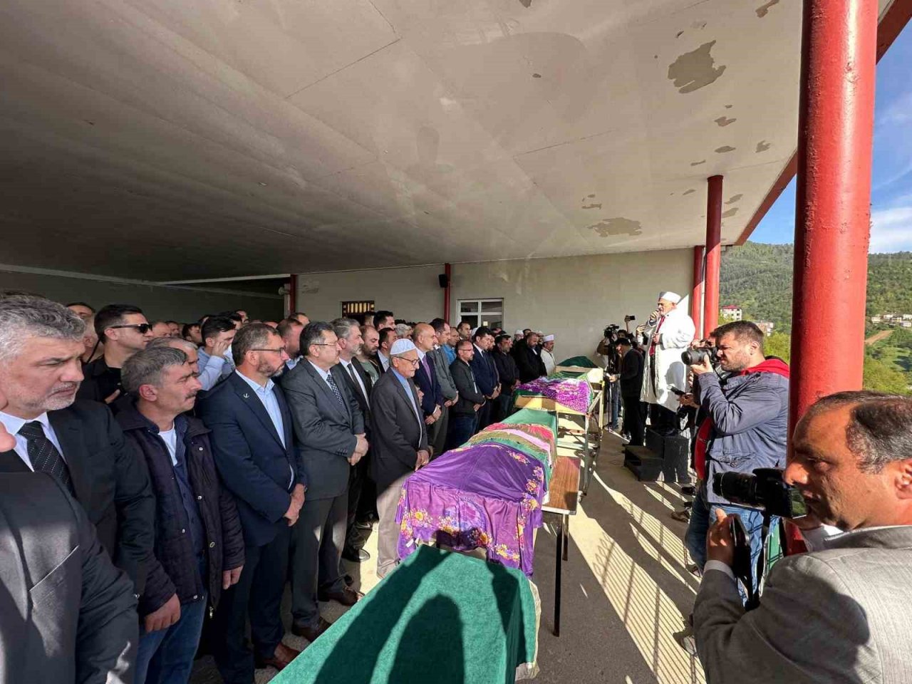 Trabzon’da belediye otobüsü kazasında hayatını kaybeden 4 kişi son yolculuğuna uğurlandı