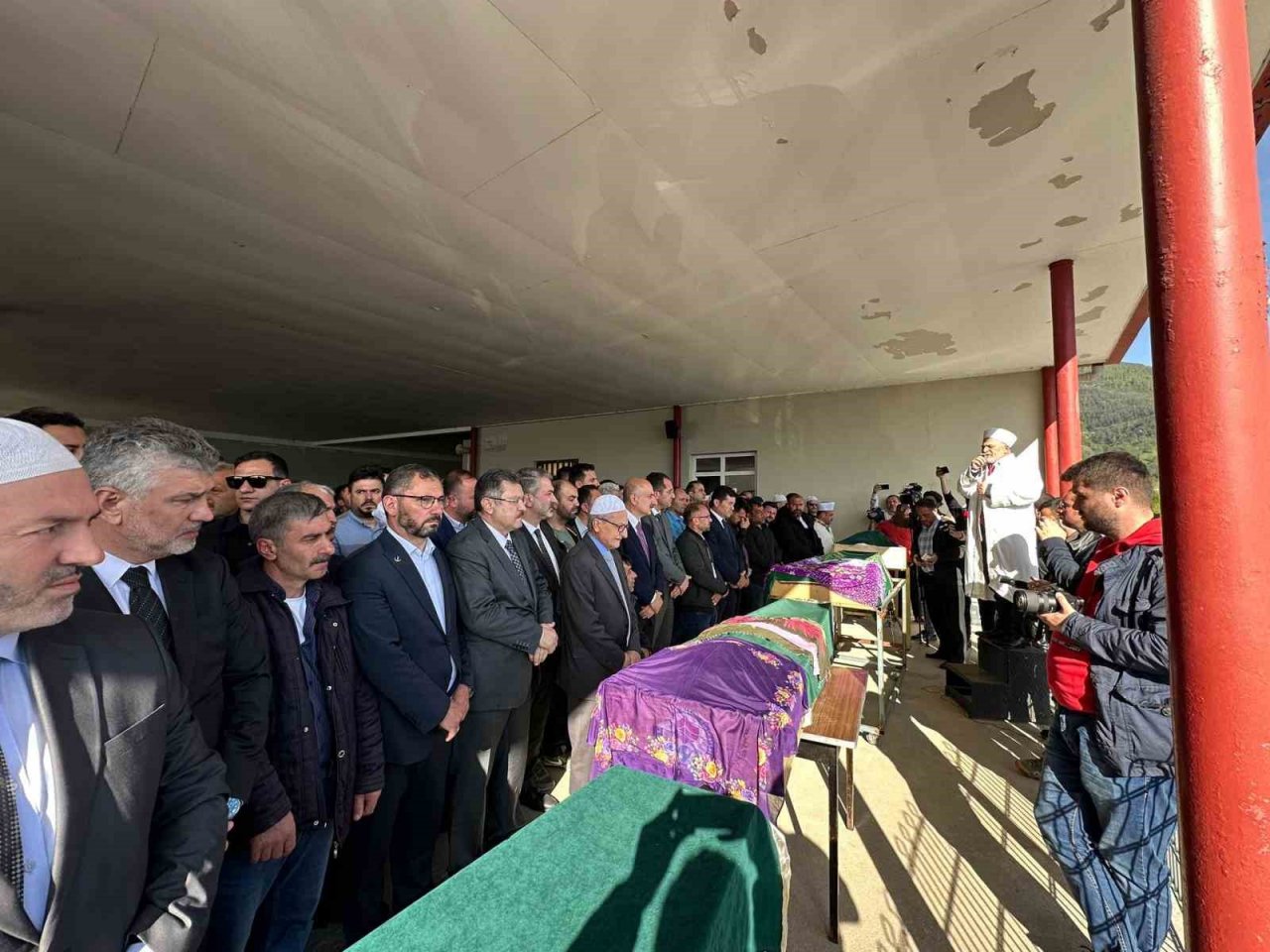 Trabzon’da belediye otobüsü kazasında hayatını kaybeden 4 kişi son yolculuğuna uğurlandı