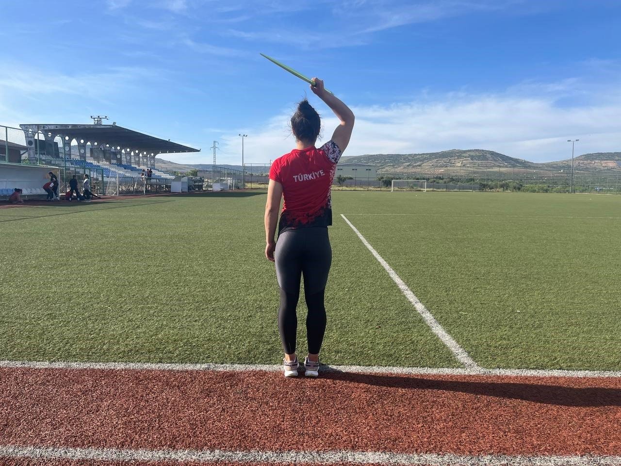 Kilisli atlet, futbol sahasında antrenman yaparak cirit atmada Türkiye şampiyonu oldu