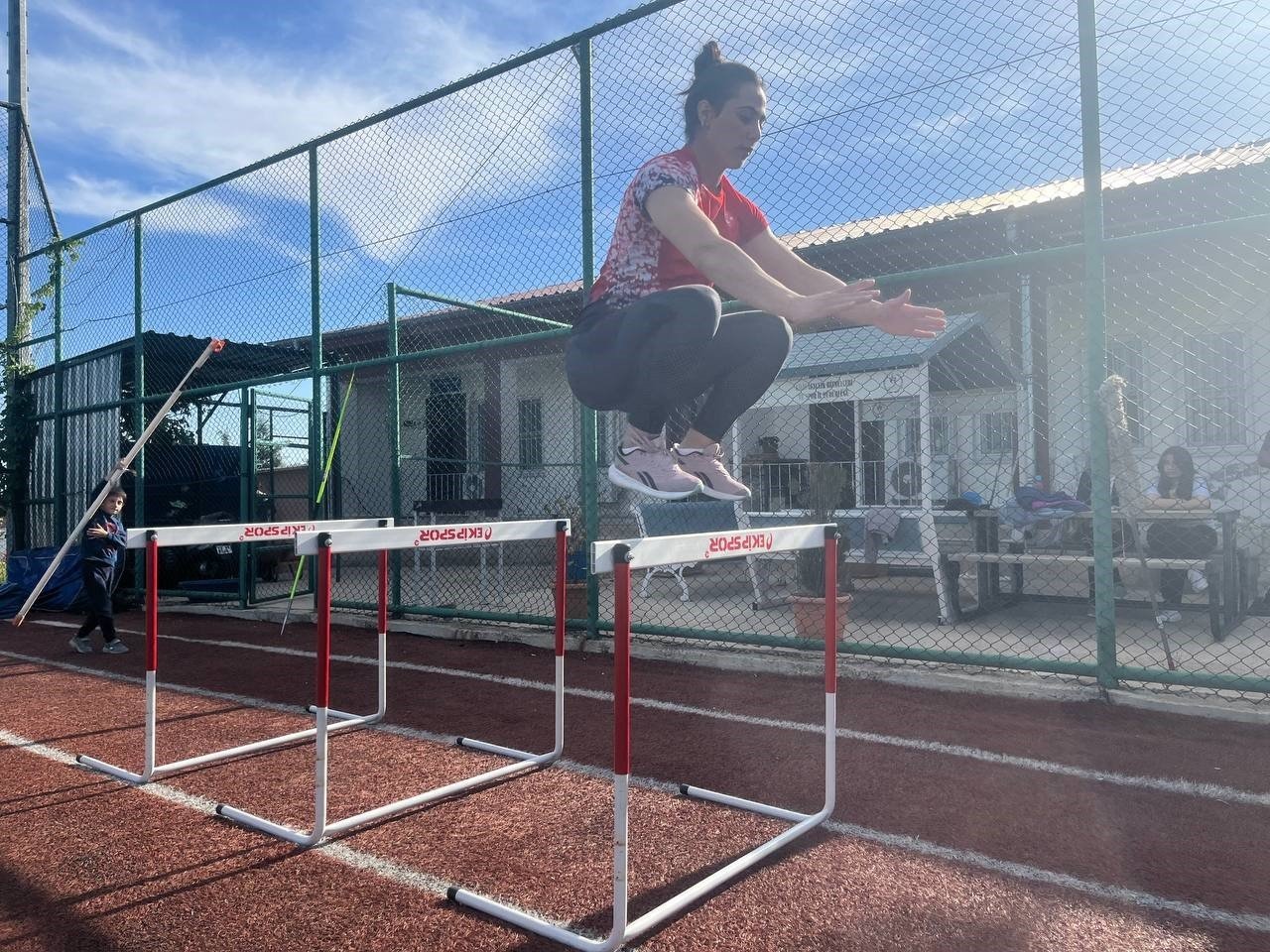 Kilisli atlet, futbol sahasında antrenman yaparak cirit atmada Türkiye şampiyonu oldu