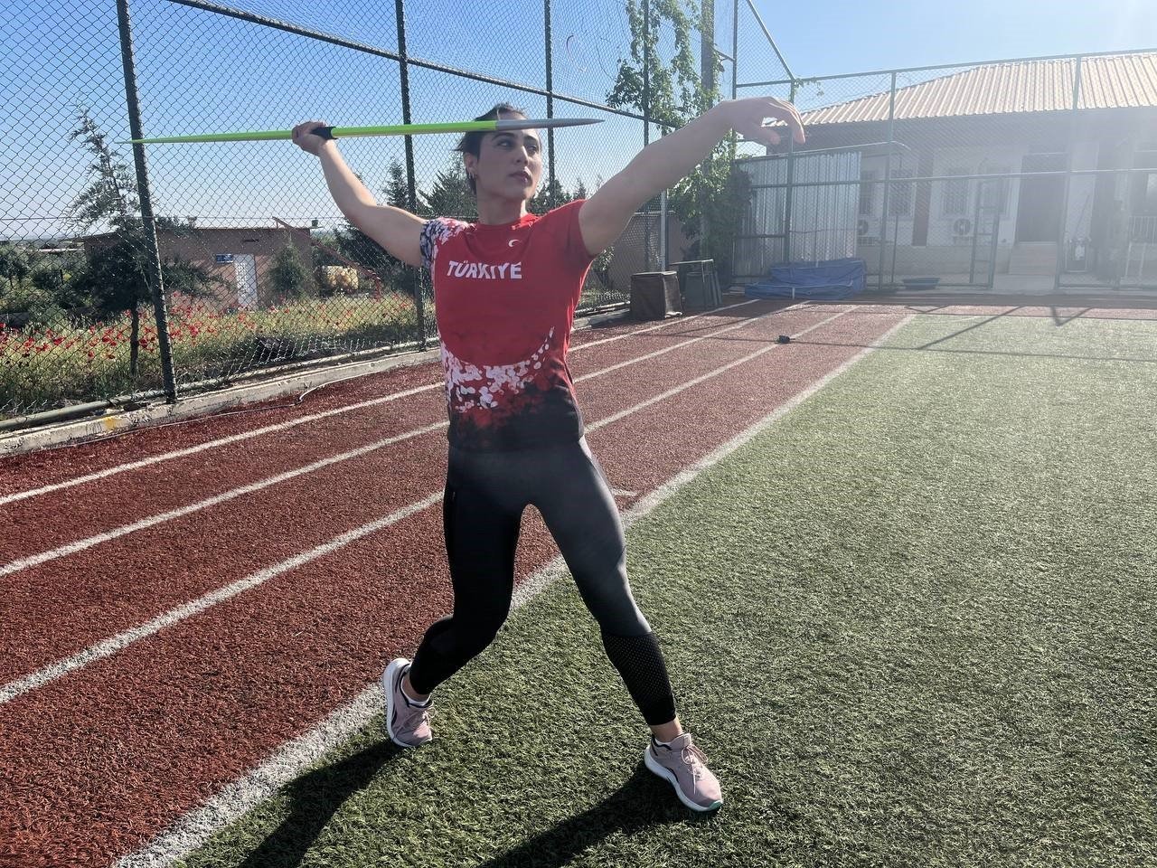 Kilisli atlet, futbol sahasında antrenman yaparak cirit atmada Türkiye şampiyonu oldu