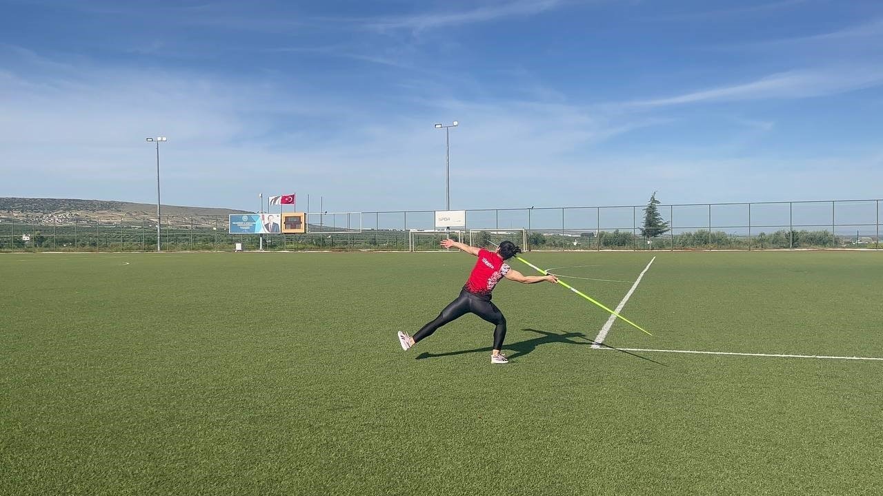 Kilisli atlet, futbol sahasında antrenman yaparak cirit atmada Türkiye şampiyonu oldu