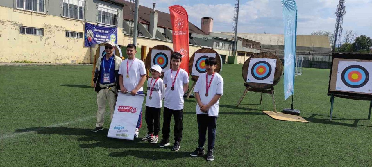 İlk yarışmalarından 9 madalya ile döndüler
