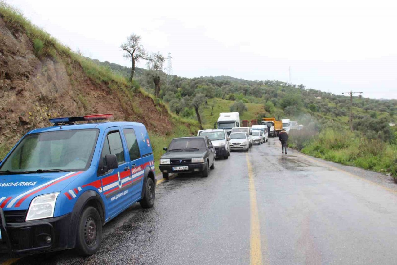 Kamyon şoförünün acelesi, trafiği felç etti