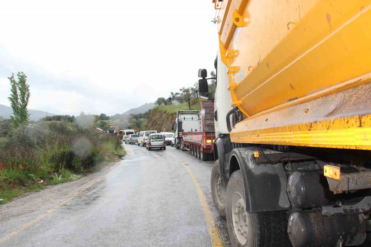 Kamyon şoförünün acelesi, trafiği felç etti