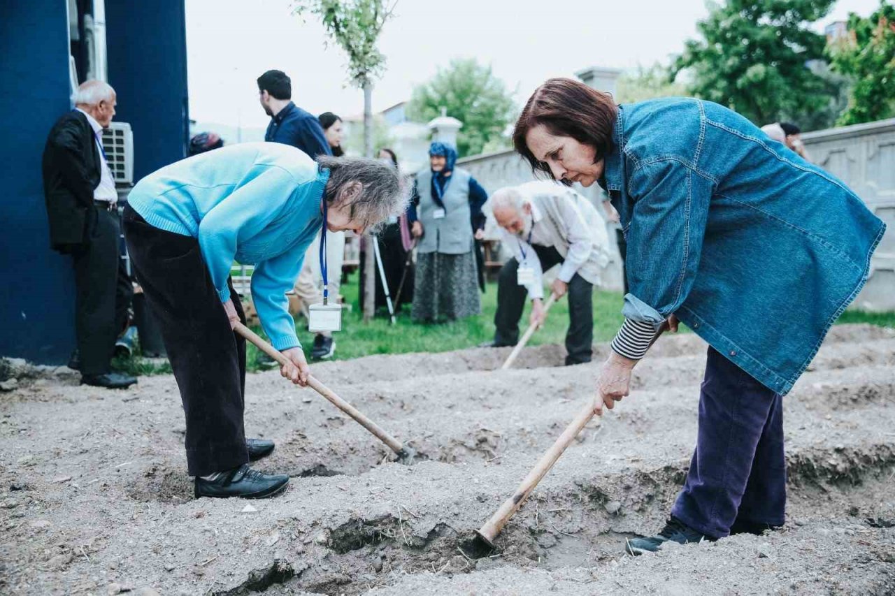Alzheimer Yaşam Merkezi’nde fideler toprakla buluştu