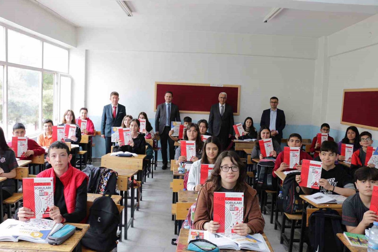 Muğla’da öğrenciler için yeni kaynak kitaplar ücretsiz olarak dağıtılmaya başladı