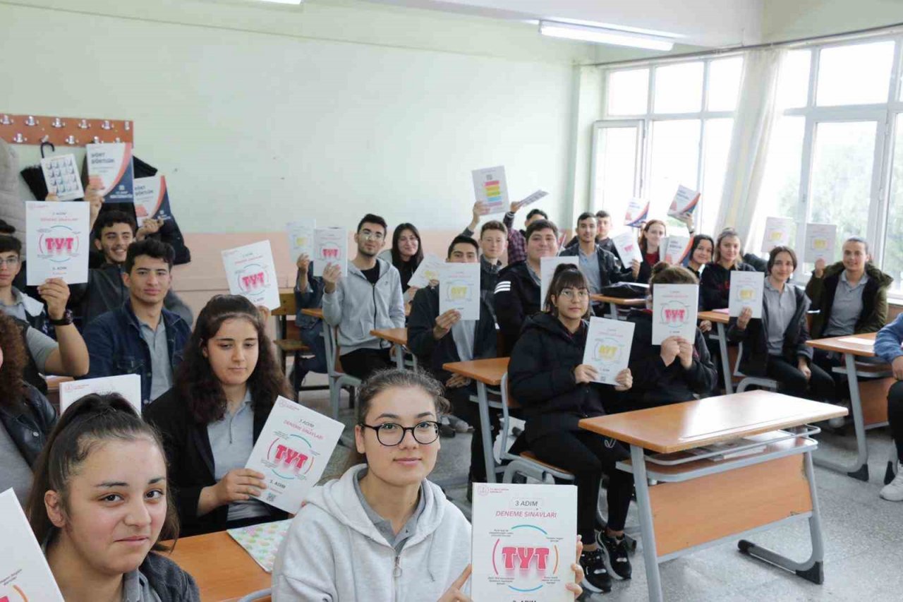 Muğla’da öğrenciler için yeni kaynak kitaplar ücretsiz olarak dağıtılmaya başladı