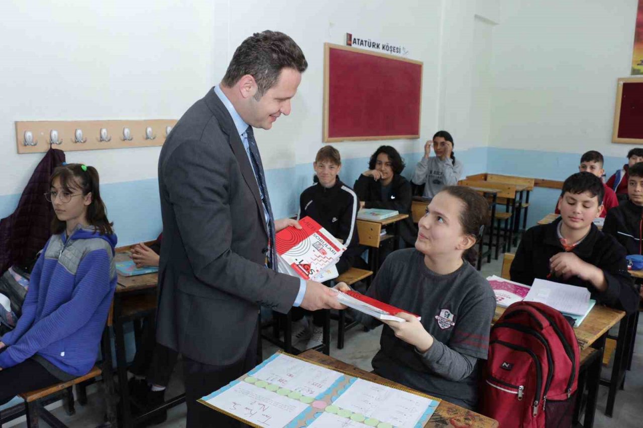 Muğla’da öğrenciler için yeni kaynak kitaplar ücretsiz olarak dağıtılmaya başladı