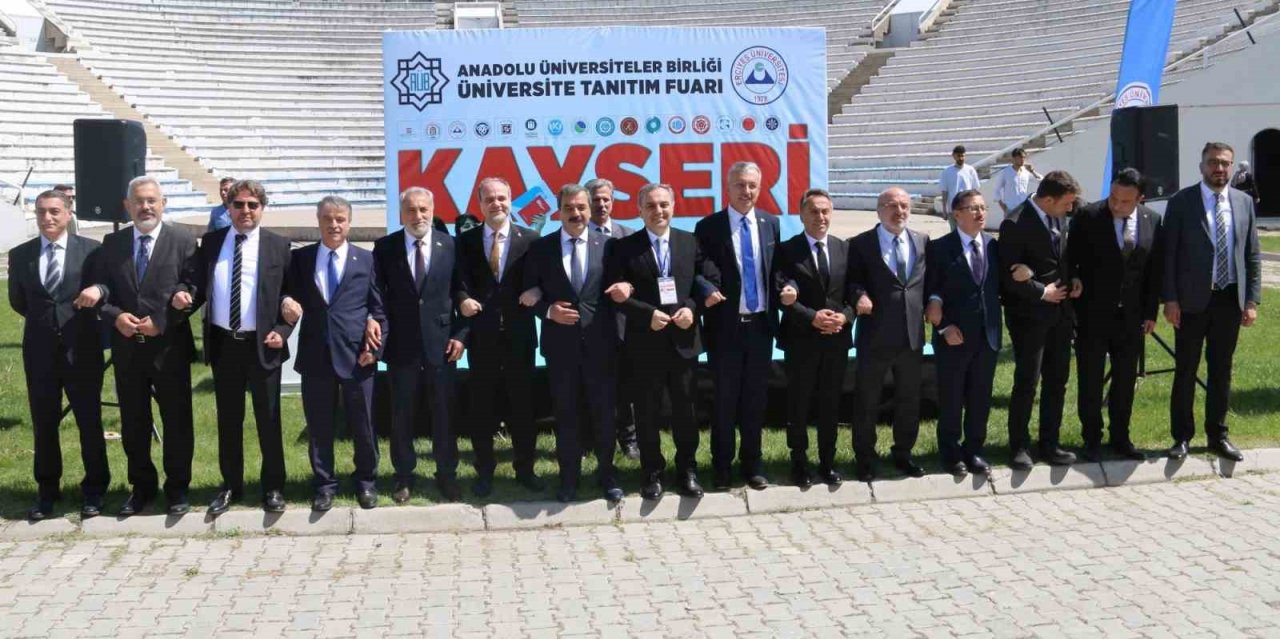 NEVÜ’lü akademisyenler üniversite adayı gençlerle buluştu