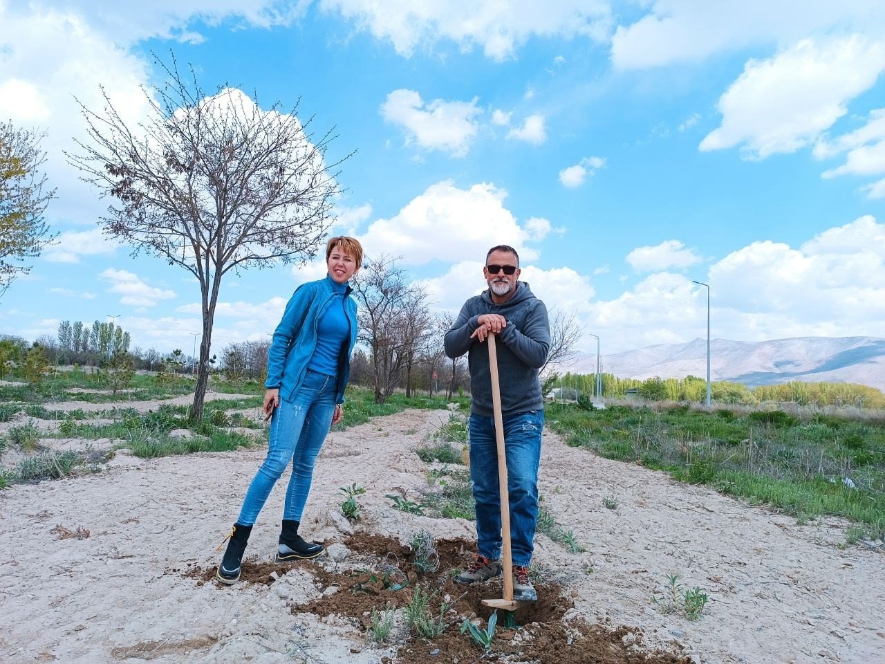 Sahipsiz hayvanlar için fidan diktiler