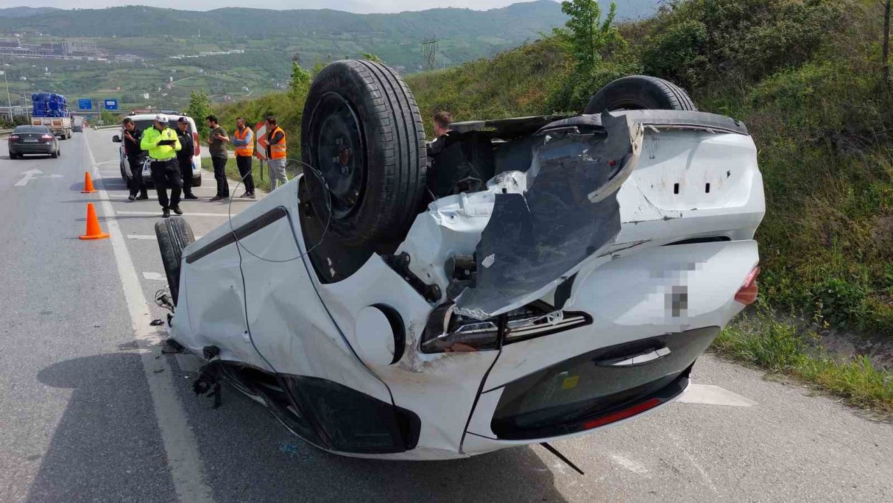 Samsun’da otomobile çarpan araç takla attı