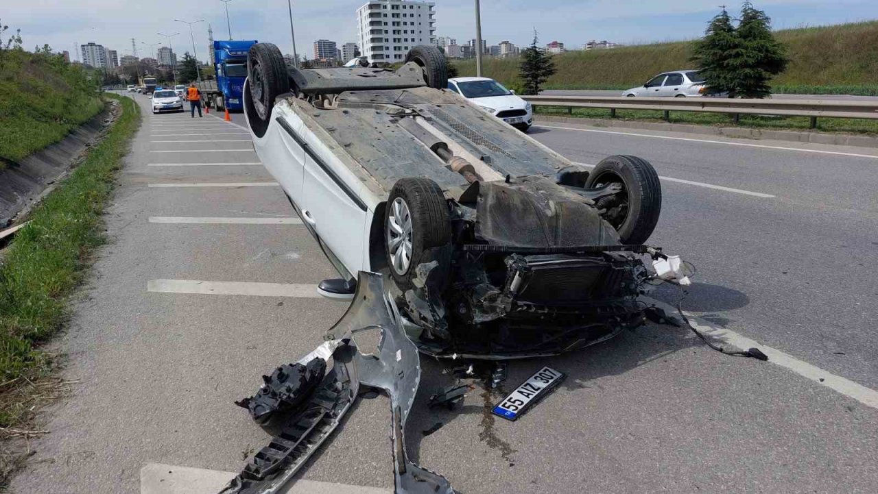 Samsun’da otomobile çarpan araç takla attı