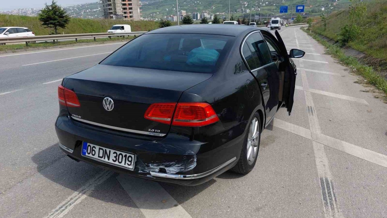 Samsun’da otomobile çarpan araç takla attı